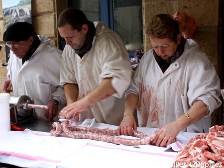 Préparation des saucisses - Tue cochon - Tupina Bordeaux