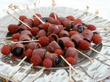 Brochettes raisin magret framboises