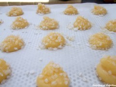 Chouquettes - Pâte à choux crue saupoudrée de sucre en grains