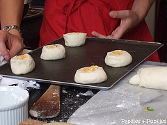 Petits pains au Cheddar, oignons et chili